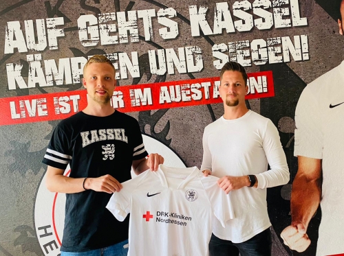 Hendrik Starostzik trägt künftig das Trikot des KSV Hessen Kassel - Im Bild mit Steffen Friedrich (li.)