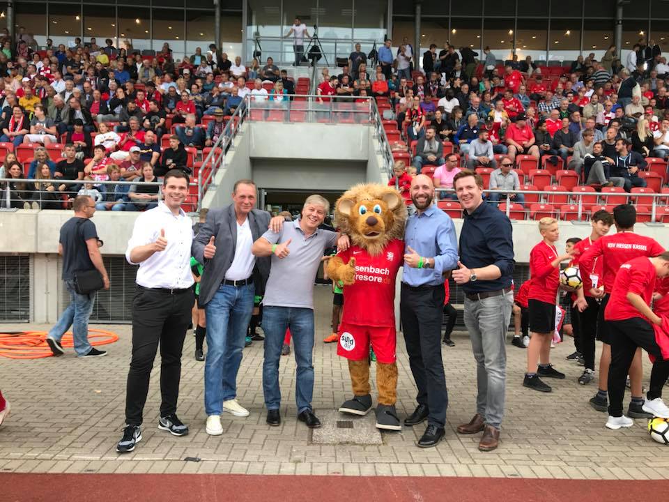 Regionalmanagement vernetzt Region und Sport - v.l.n.r.: Daniel Bettermann, Uwe Scheller, Kai Reinhard, Totti, Jannis Haack, Markus Oeste Regionalmanagement vernetzt Region und Sport - v.l.n.r.: Daniel Bettermann, Uwe Scheller, Kai Reinhard, Totti, Jannis Haack, Markus Oeste