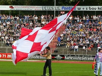 Fans Fahne am Mittelkreis Fans Fahne am Mittelkreis