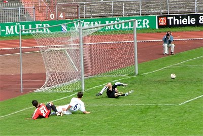 Ball knapp am Tor vorbei