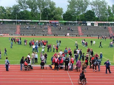 KSV-Fans stürmen auf das Feld