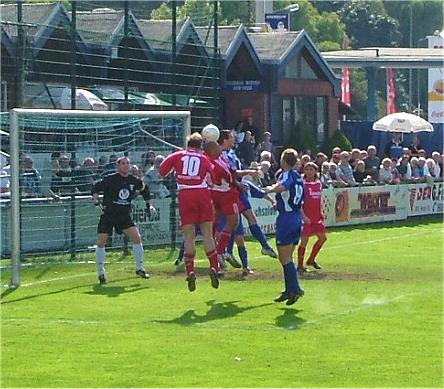 Kopfballduell Marburg KSV Hessen