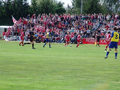 Spielszene und Fanblock KSV