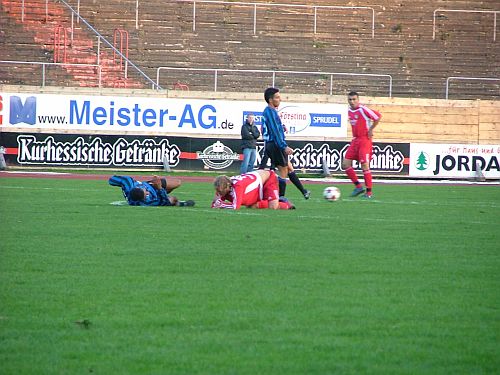 Beyer nach Foul am Boden