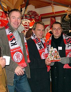 Jens Rose, Jochen Gabriel und Carsten Müller bei Klubhausaktion vor dem Glühweinstand des KSV Hessen