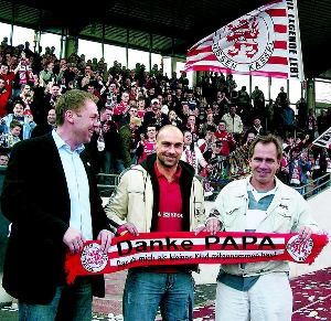 Andreas Mayer (Mitte) mit Jochen Gabriel (links) und Jens Rose vom KSV Hessen. Foto: Herzog