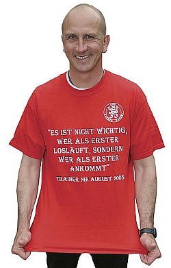 Trainer Matthias Hamann im Aufstiegs-T-Shirt