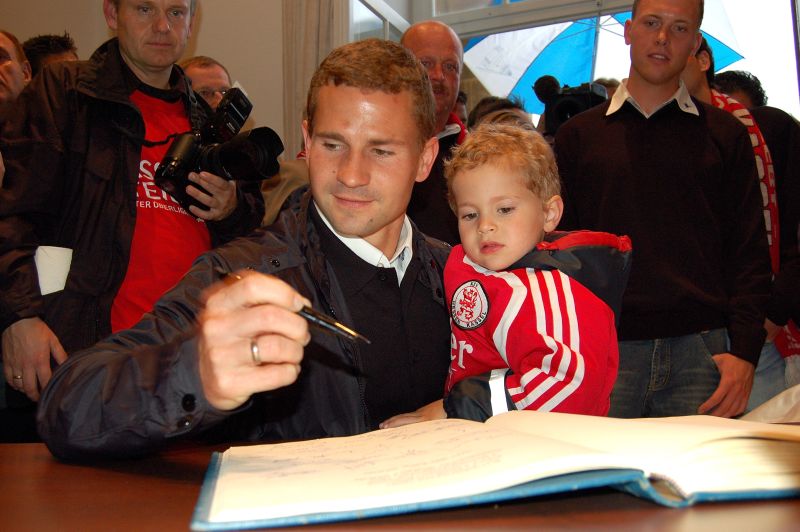 Marc Arnold mit Sohn trägt sich in das Goldene Buch der Stadt Kassel ein