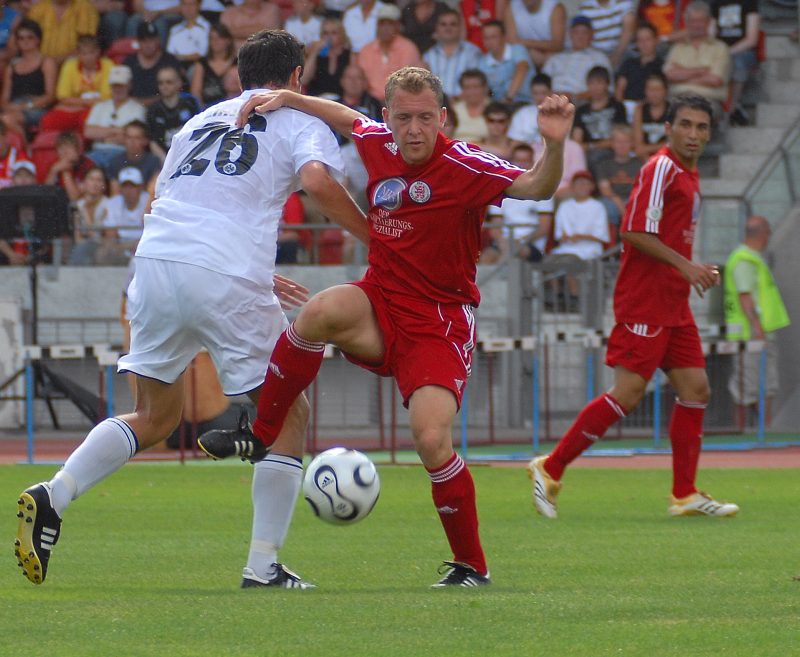 Kampf um den Ball Eintracht Stürmer Dominik Stroh-Engel und Dominik Suslik