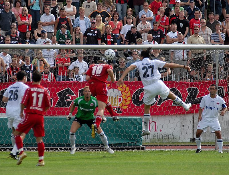 Torsten Bauer erzielt das 1:1 per Kopfaball