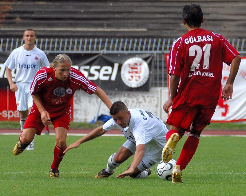 Ballgewinn von Pascal Groß und Turgay Gölbasi gegen Benjamin Köhler