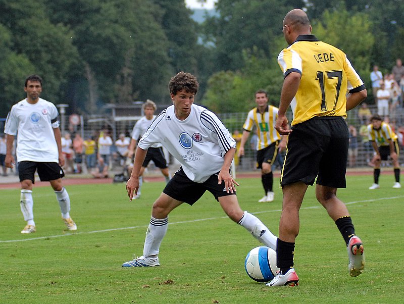 In der Verteitigung Florian Heussner gegen Dede