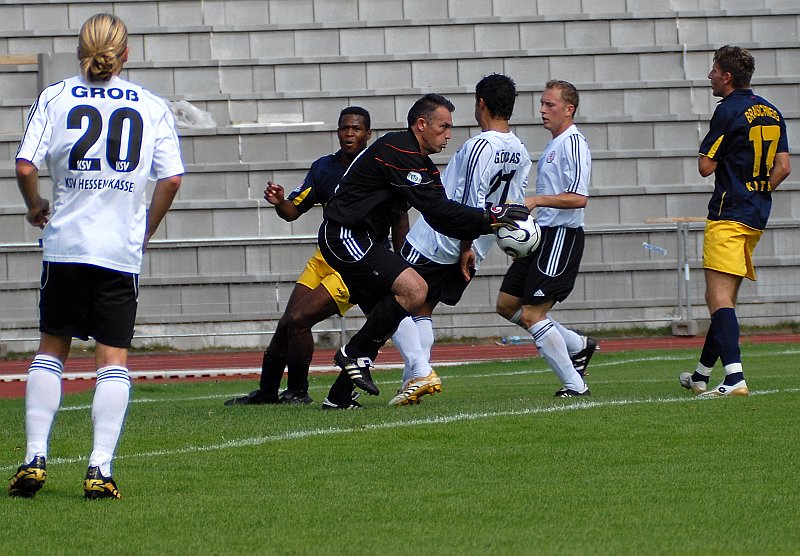 Oliver Adler hat den Ball in der 16. Minute sicher