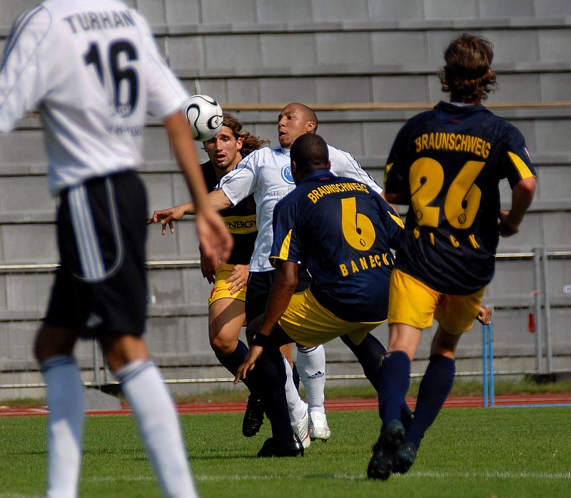 Julio Cesar mitten drin zwischen Dennis Weiland (hi.) und Francis Banecki