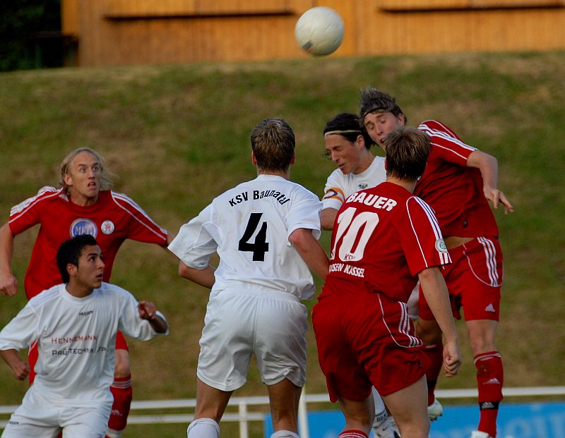 Im Kopfballduell Jan Fießer, Torsten Bauer