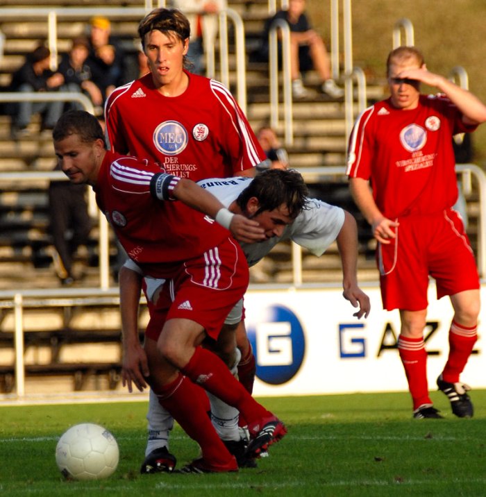 Gewinnt den Ball im Zweikampf Marc Arnold