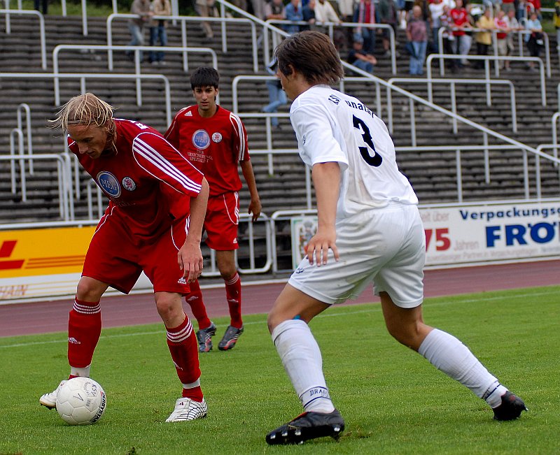 Daniel Beyer am Ball, Murat Turhan dahinter