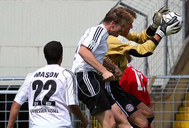 Im Münchner Strafraum: Michael Mason beobachtet Torsten Bauer und Bayern Torhüter Michael Rensing (Foto: Altschuh)