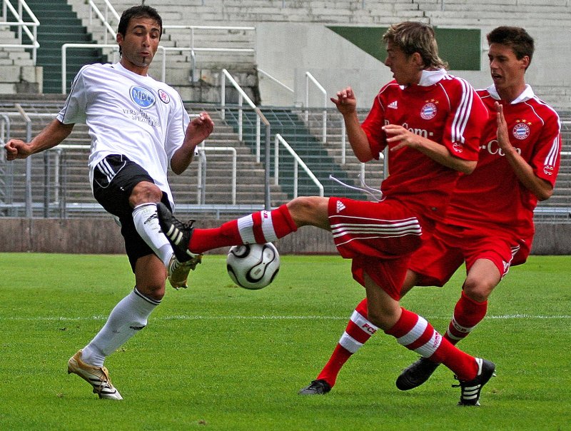 Turgay Gölbasi gegen zwei Bayerspieler (Foto: Altschuh)