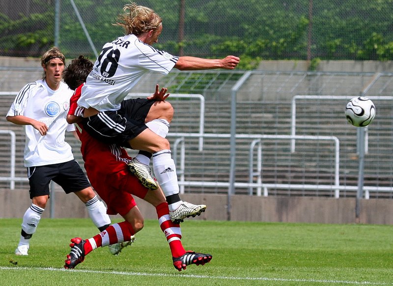 Jan Fießer beobachtet Zweikampf mit Daniel Beyer (Foto: Altschuh)