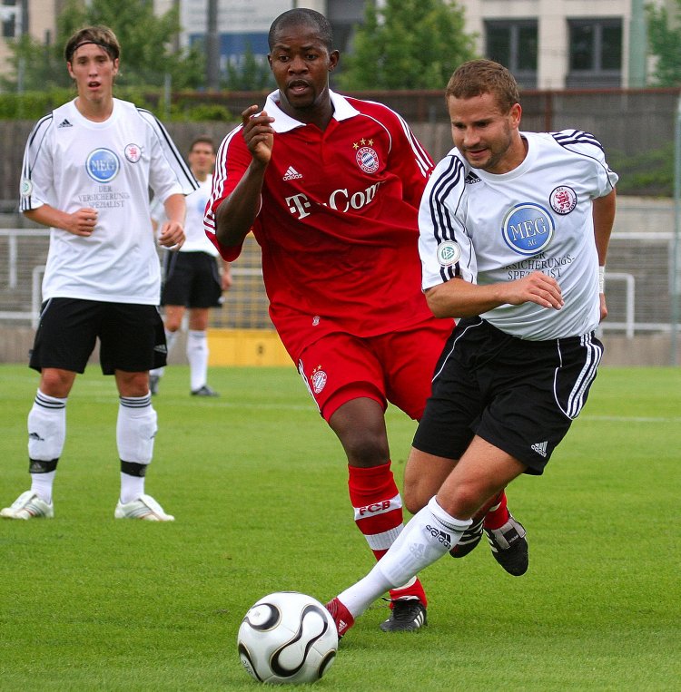 Jan Fießer beaobachtet Zweikampf mit Marc Arnold (Foto: Altschuh)