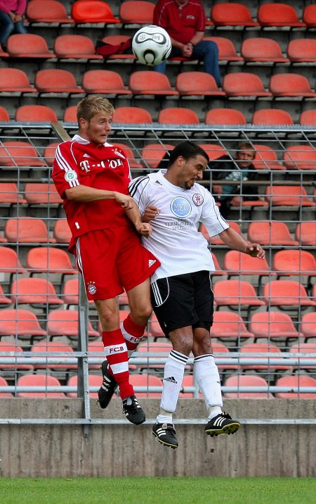 Im Kopfballduell von Michael Mason (Foto: Altschuh)