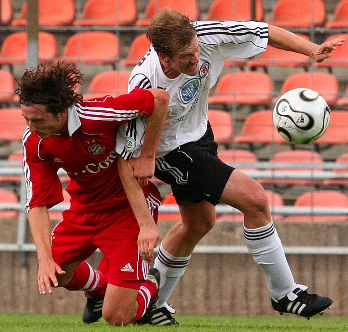 Im harten Zweikampf Torsten Bauer (Foto: Altschuh)