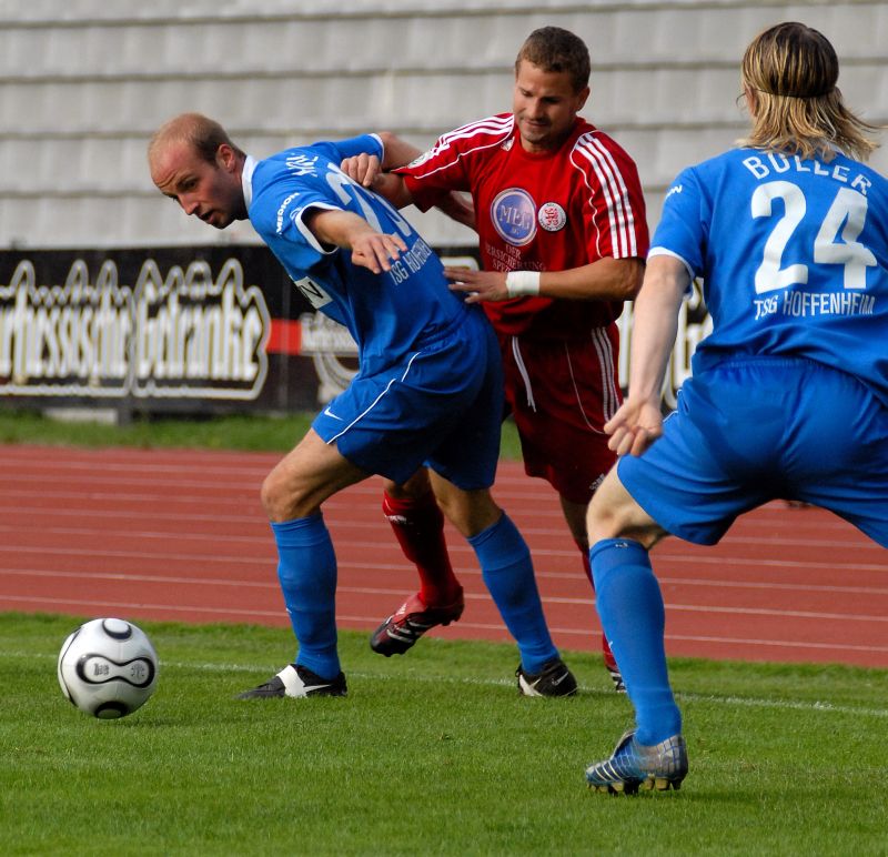 Kampf um den Ball Marc Arnold gegen Sebastian Hoeneß und Sascha Boller (von hinten)