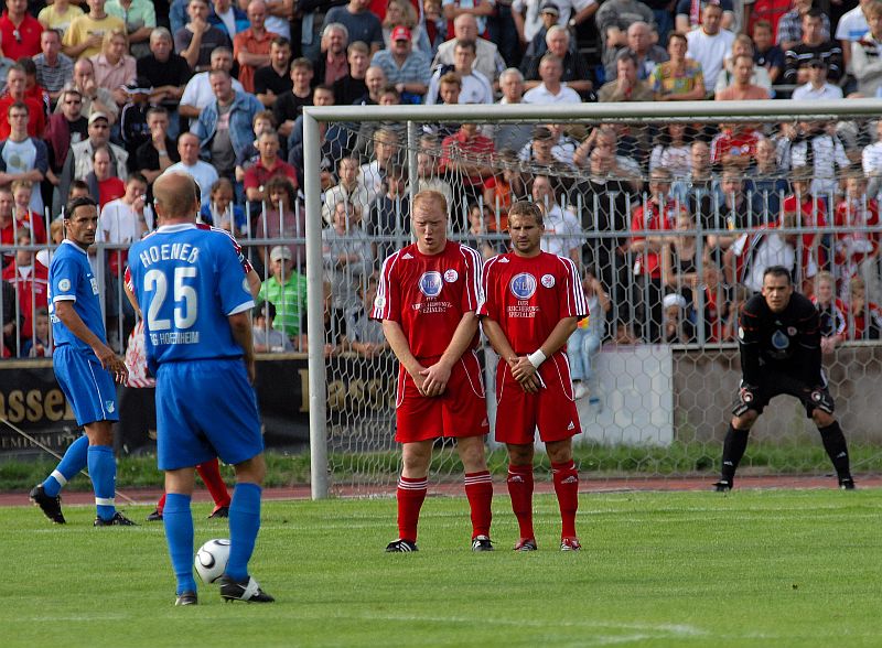 Freistoß TSG Hoffenheim, Sebastian Bush und Marc Arnold in der Mauer