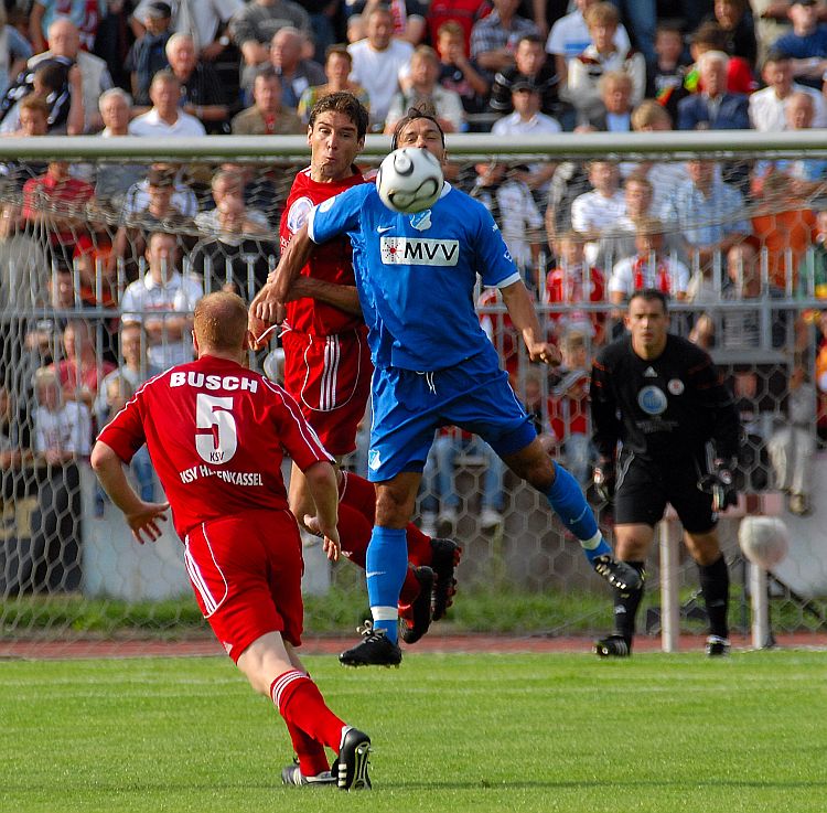 Im Kopfballduell Thorsten Schönewolf