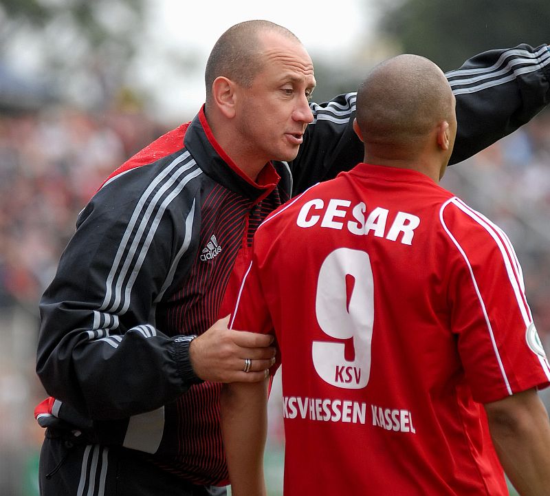 Trainer Matthias Hamann gibt Anweisung an Julio Cesar