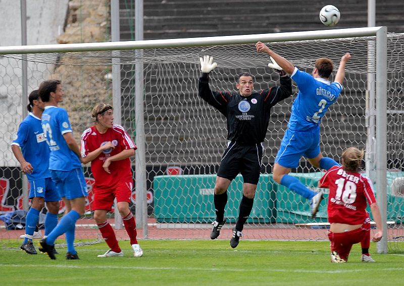 Mario Göttlicher köpft über Torwart Oliver Adler