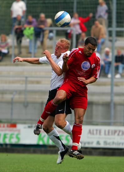 Kopfballduel Timo Böttjer und Michael Mason