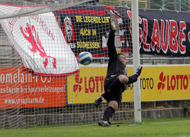 KSV Keeper Oliver Adler hat beim 11-Meter Schuß von Vitus Nagorny keine Chance.