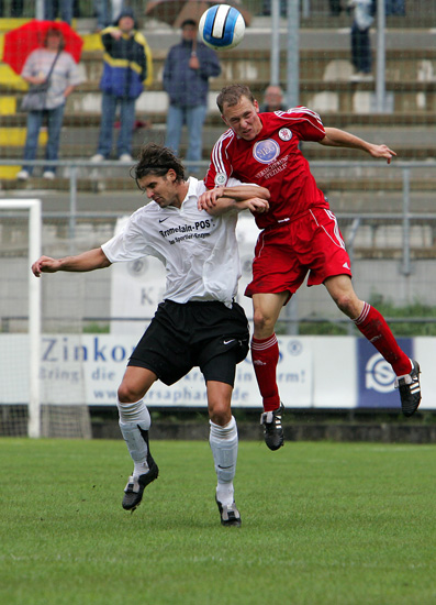 Vitus Nagorny von Elversberg im Kopfball gegen Dominik Suslik