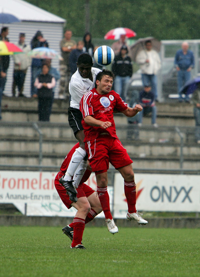  Kopfball Saky Noutsos gegen Abdul Iyodo (SV 07 Elversberg) Foto: Schlichter