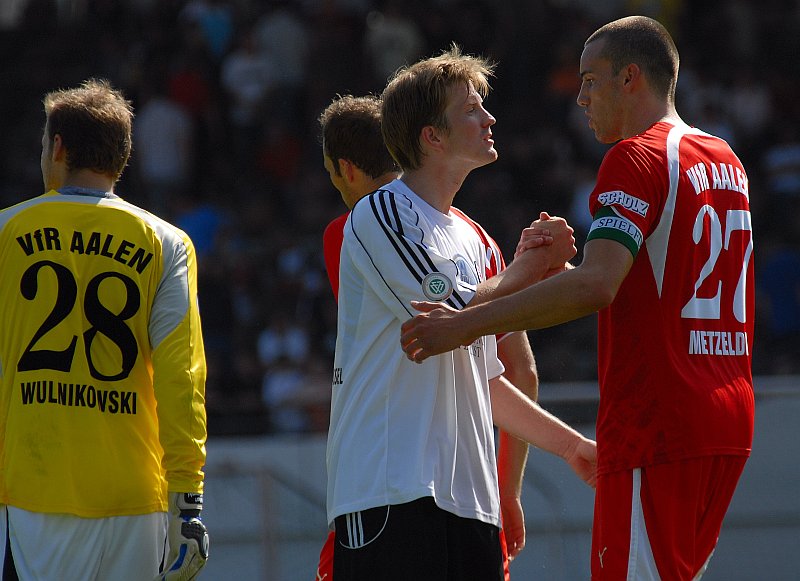 Nach dem Spiel: Thorsten Bauer bedankt sich bei Aalens Kapitän Malte Metzelder