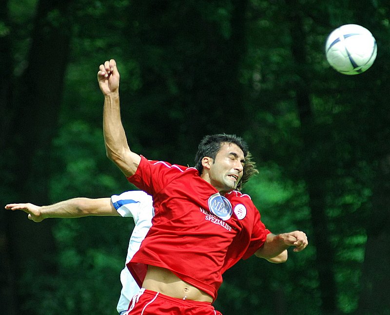 Im Kopfballduell Turgay Gölbasi (Foto: Roth)