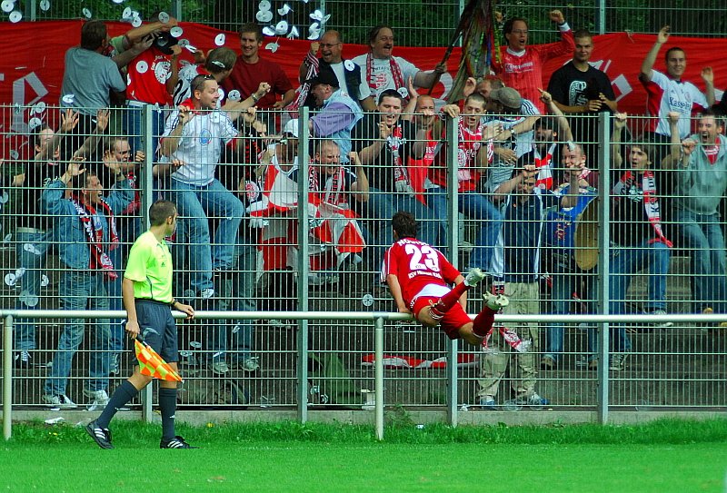 Jubel vor den mitgereisten Fans: Saky Notsos nach dem 0:1 (Foto: Roth)