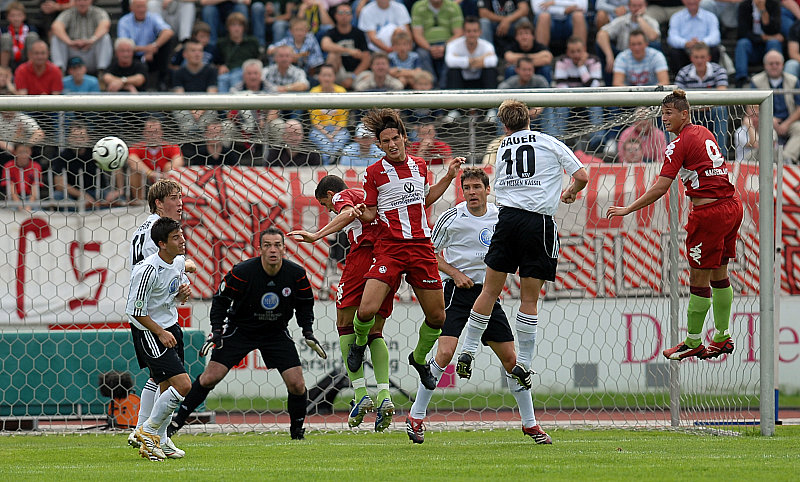 Gefahr im KSV Strafraum durch Kopfball von Sandro Rösner