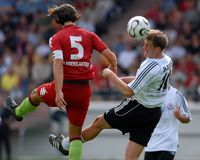 Kopfballduell Thorsten Bauer gegen FCK Kapitän Sandro Rösner