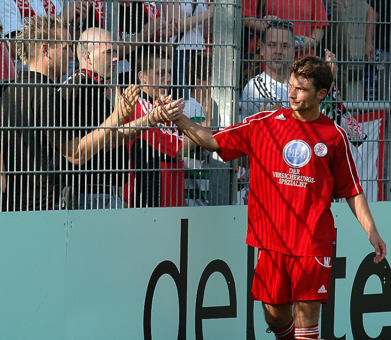 Saky Noutsos bedankt sich bei den Fans (Foto: Baur)