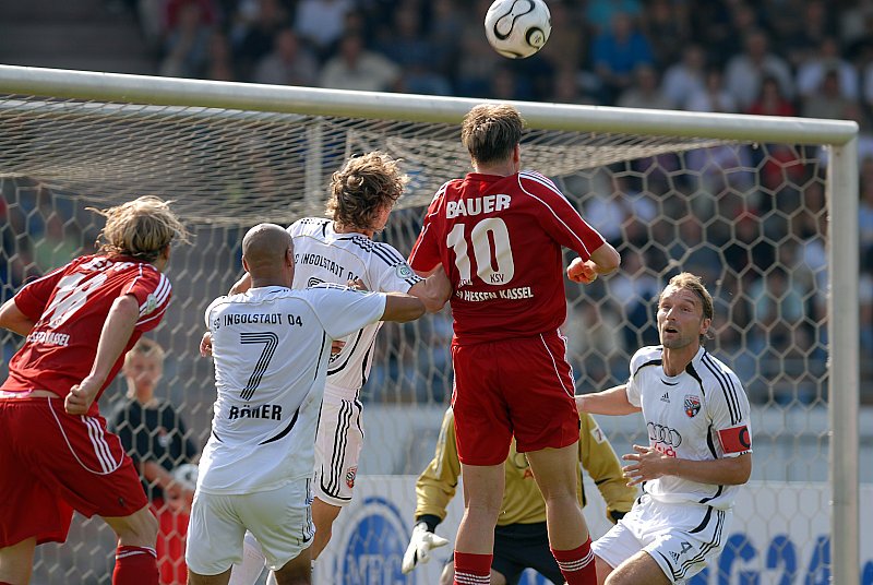 Kopfball im Ingolstädter Strafraum durch Thorsten Bauer (Foto: Sippel)