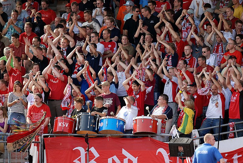 Die Fans feuern die Mannschaft lautstark an (Foto: Sippel)