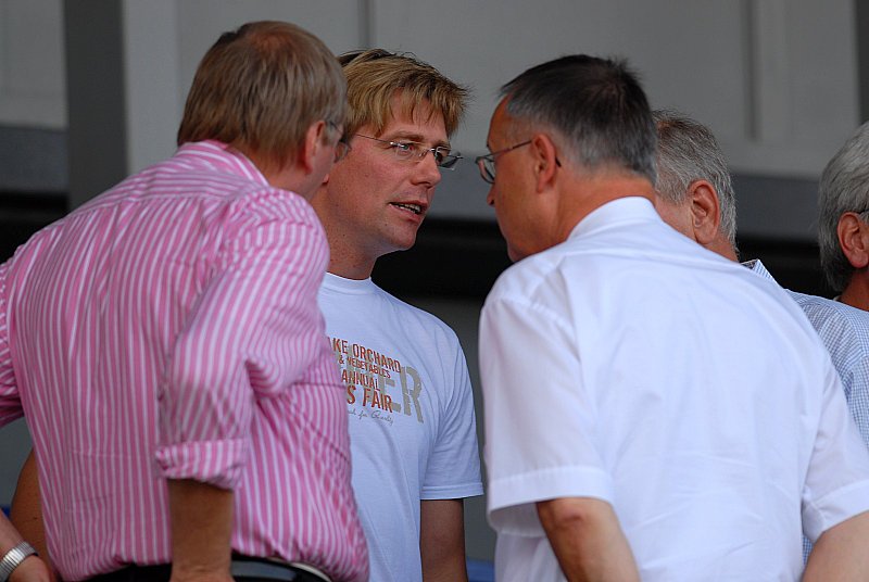 Prominenter Besuch im Auestadion: Schatzmeister Hermann Schmidt und Marketingleiter Jörg Schmidt begrüßen Ex-Finanzminister Hans Eichel (v.l.) (Foto: Sippel)