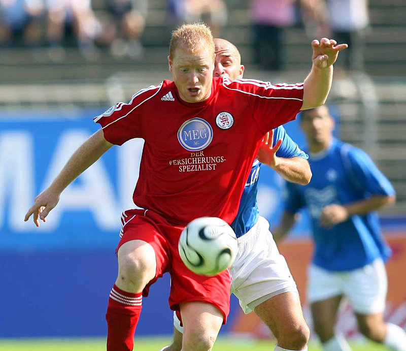 Sebastian Busch und hinten: Mikheil Sajaia (Darmstadt) Foto: Krämer