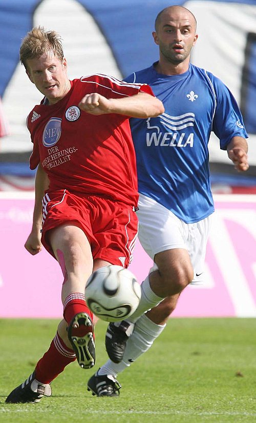 Thorsten Bauer am Ball gegen Mikheil Sajaia (Darmstadt) Foto: Krämer