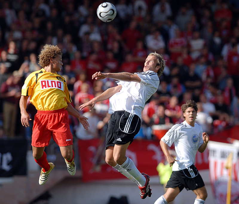 Kopfball von Christoph Keim gegen David Lauretta (Foto: Sippel)