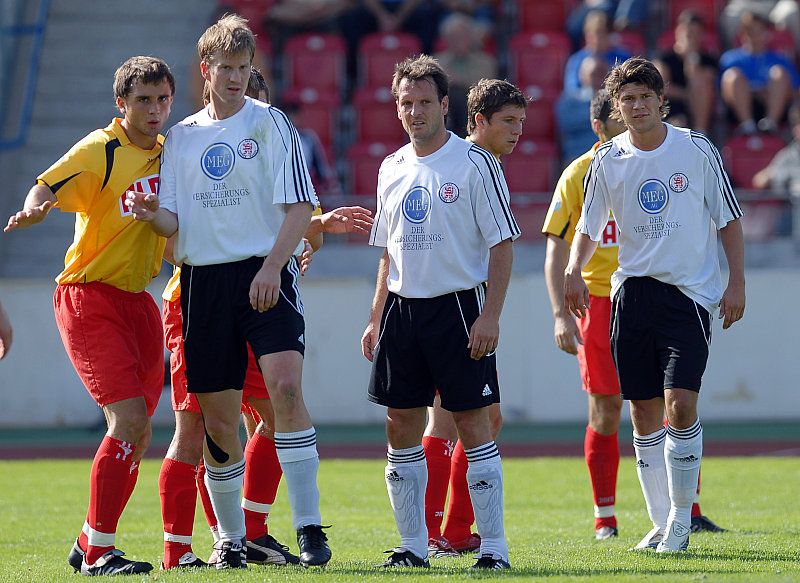 Bauer, Dickhaut, Klinger warten auf den Freistoß (Foto: Sippel)