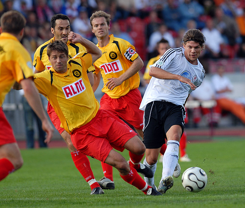 Mario Klinger gegen vier Pfullendorfer Spieler (Foto: Sippel)